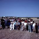 Hontanaya (Cuenca) 1980,al centre de la foto, vestit de blanc, Manel Gil